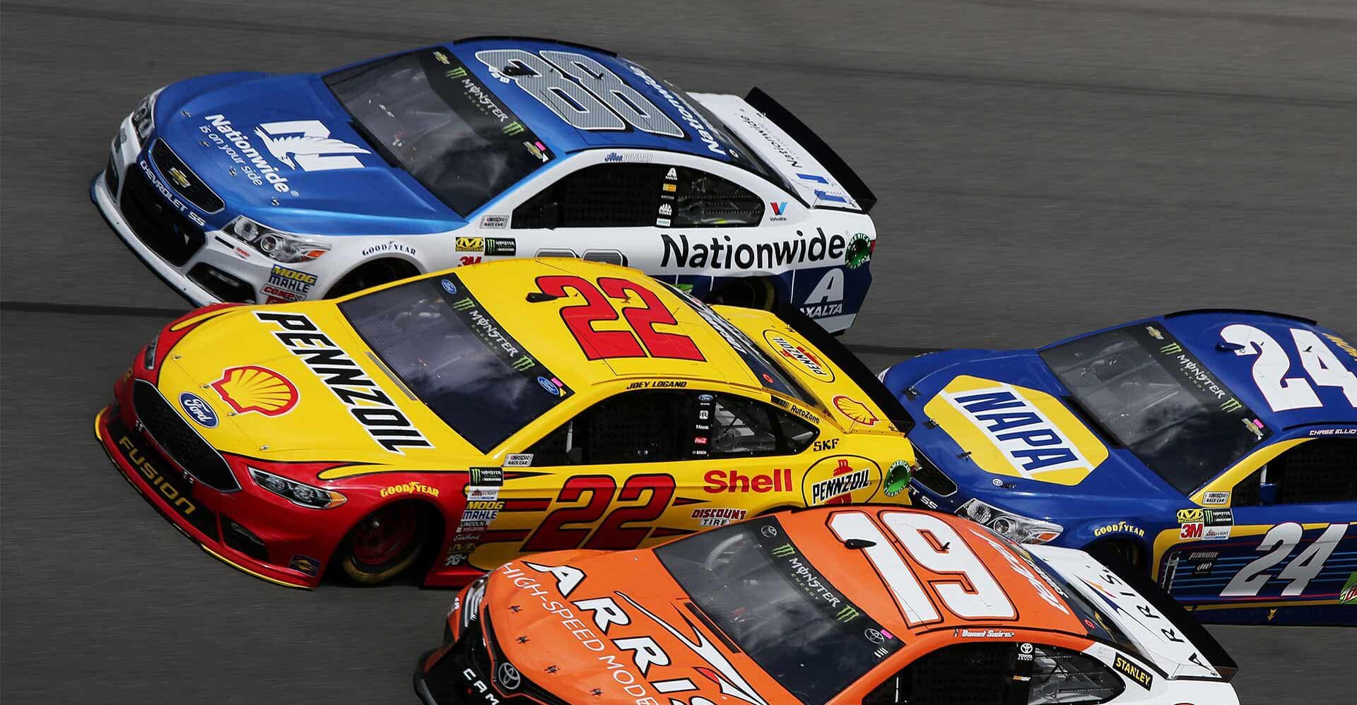 Vier Nascar-Cars live im Fernsehen