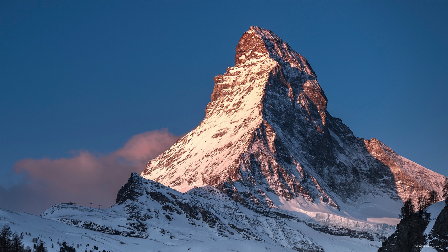 Das schneebedeckte Matterhorn im Sonnenuntergang