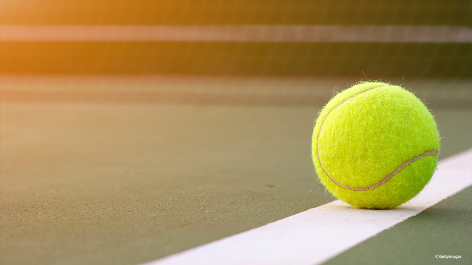 Tennis Tennisball liegt auf weißer Linie