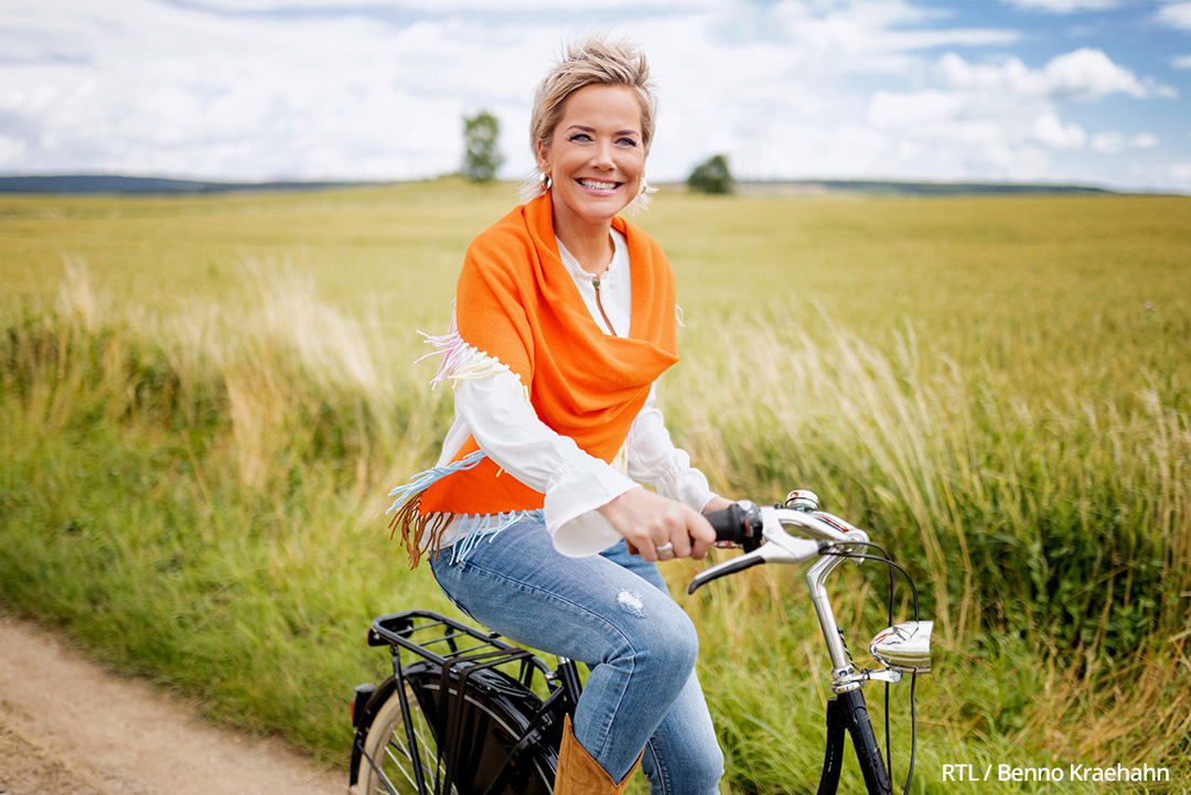 Inka Bause auf einem Fahrrad