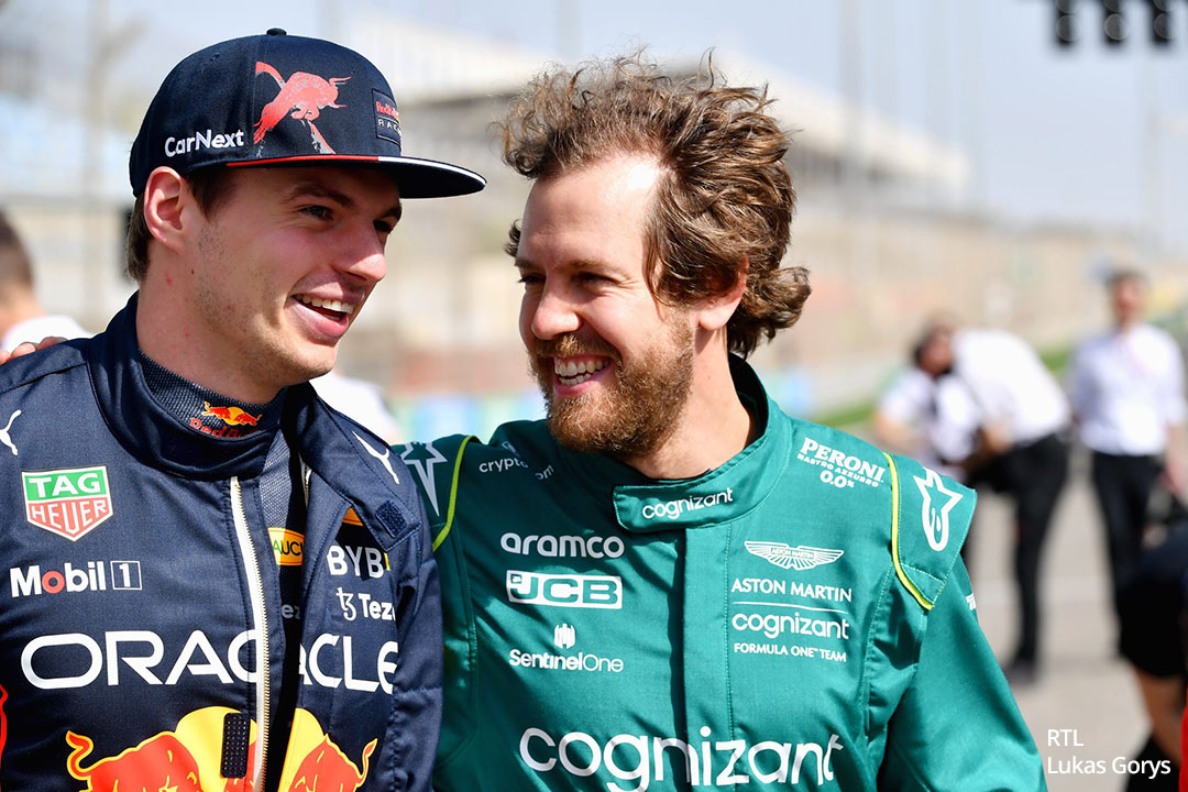 Max Verstappen lacht gemeinsam mit Sebastian Vettel