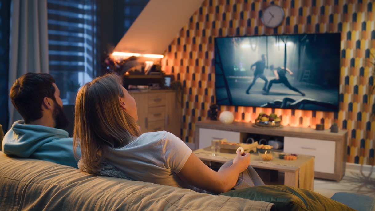 SmartTV im Wohnzimmer und gemeinsam fernsehen mit seinem Partner.