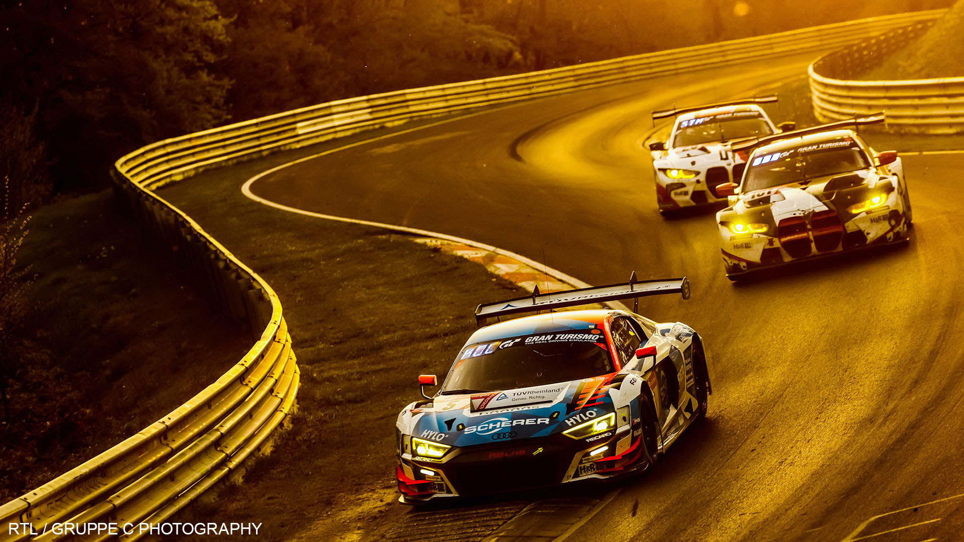 Drei Autos fahren auf dem Nürburgring