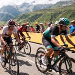 tour-de-france-tv-content-07-2026 Verschiedene Radfahrer kämpfen um die ersten Plätze bei einem großen Radsportrennen